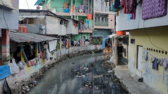 Warga beraktivitas di pemukiman padat penduduk di kawasan Kebon Melati, Tanah Abang, Jakarta Pusat, Kamis (4/5/2023). [Suara.com/Alfian Winanto]