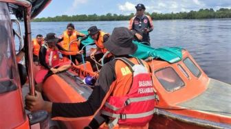 Dihantam Gelombang, Pompong Terbalik di Sungai Gaung Inhil Riau