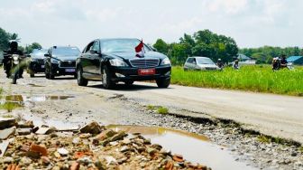 Momen Jokowi Terobos Jalan Rusak di Lampung Naik Mobil Indonesia 1