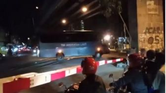 5 Fakta Bus TNI AL Nekat Terobos Lintasan KA di Malang: Nyaris Tertabrak Kereta