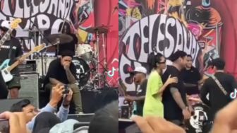 Usai Gugat Cerai Inara Rusli, Virgoun Mewek di Panggung