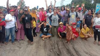 Menunggu Sejak Pagi, Warga Desa Setia Bakti Kecewa Presiden Jokowi Urung Lewat
