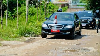 Video Jokowi Naik Mobil RI 1 Berkutat Lewat Jalan Rusak di Lampung, Warganet Bersorak: Gubernur Kena Prank