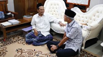 Kisah Dibalik Kesederhanaan Gus Baha, Tak Pernah Mau Duduk di Kursi Saat Berdakwah