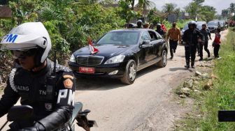 Mobil RI 1 Jokowi Diduga Nyangkut di Jalan Rusak Lampung, Warga Ngakak: Apalagi Kita Pak Tiap Hari Lewat
