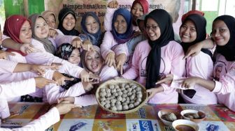 Tingkatkan Potensi UMKM, Warga di Desa Cikiruhwetan Diajak Belajar Mengolah Bakso Ikan