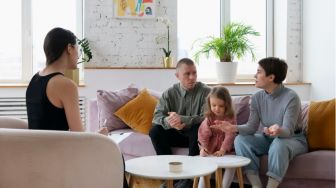 5 Tips Jitu Menyikapi Perbedaan Pendapat dalam Keluarga, Tak Perlu Emosi!