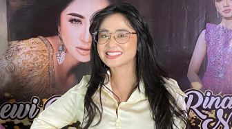 Dewi Perssik Lakukan Tarian Ranjang dengan Seorang Lelaki, Warganet Heboh: Pacar Enggak Marah?