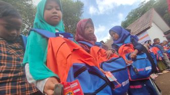 Siswa SD di Cianjur Dibekali Tas Siaga Bencana, Ini Manfaatnya