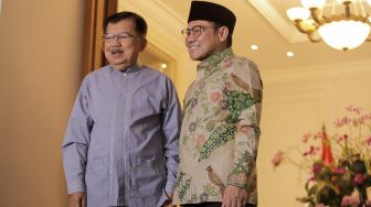 Wakil Presiden Indonesia ke-10 dan ke-12 Jusuf Kalla (kiri) bersama dengan Ketua Umum PKB Muhaimin Iskandar (kanan) saat menggelar pertemuan di Jalan Brawijaya, Jakarta Selatan, Sabtu (6/5/2023). [Suara.com/Alfian Winanto]
