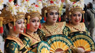 Penari bersiap untuk tampil saat pagelaran Hari Tari Sedunia di kawasan Taman Fatahillah, Kota Tua, Jakarta Barat, Sabtu (6/5/2023).  [Suara.com/Alfian Winanto]