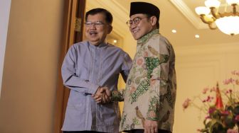 Wakil Presiden Indonesia ke-10 dan ke-12 Jusuf Kalla (kiri) bersalaman dengan Ketua Umum PKB Muhaimin Iskandar (kanan) saat menggelar pertemuan di Jalan Brawijaya, Jakarta Selatan, Sabtu (6/5/2023). [Suara.com/Alfian Winanto]