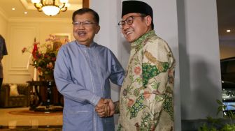 Wakil Presiden Indonesia ke-10 dan ke-12 Jusuf Kalla (kiri) bersalaman dengan Ketua Umum PKB Muhaimin Iskandar (kanan) saat menggelar pertemuan di Jalan Brawijaya, Jakarta Selatan, Sabtu (6/5/2023). [Suara.com/Alfian Winanto]