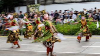 Penari menampilkan tarian Kedok Ireng saat pagelaran Hari Tari Sedunia di kawasan Taman Fatahillah, Kota Tua, Jakarta Barat, Sabtu (6/5/2023).  [Suara.com/Alfian Winanto]