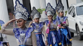 Penari bersiap untuk tampil saat pagelaran Hari Tari Sedunia di kawasan Taman Fatahillah, Kota Tua, Jakarta Barat, Sabtu (6/5/2023).  [Suara.com/Alfian Winanto]