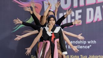 Penari menampilkan tarian Pasembahan Pring Malaman saat pagelaran Hari Tari Sedunia di kawasan Taman Fatahillah, Kota Tua, Jakarta Barat, Sabtu (6/5/2023).  [Suara.com/Alfian Winanto]