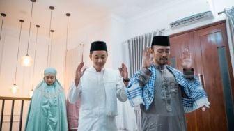 Bagaimana Hukumnya Salat Dengan Imam Tidak Ideal?