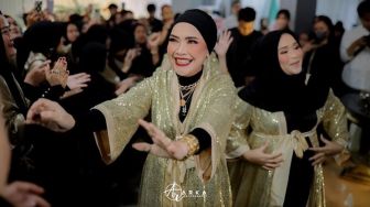 Joget TikTok Sambil Pamer Perhiasan, Netizen Sebut Umi Kalsum Ibunda Ayu Ting Ting Kayak 'Tukang Daging'