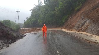 Jalan Malalak Diterjang Longsor, Jalur Alternatif Padang-Bukittinggi Putus Total