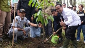 Gubernur Sulsel Andi Sudirman Canangkan Gerakan Siswa Andalan Menanam 1 Juta Pohon