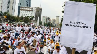 Pengunjuk rasa mengikuti aksi penolakan Rancangan Undang-Undang (RUU) Omnibus Law Kesehatan di kawasan Patung Kuda Arjuna Wiwaha, Jakarta, Senin (8/5/2023). [Suara.com/Alfian Winanto]