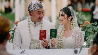 7 Potret Pernikahan Fay Nabila dan Rama Restu, Dapat Kado Mobil Merci dari Sang Suami!