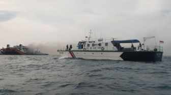 Kemenhub Kerahkan Kapal Patroli KPLP untuk Evakuasi KMP Royce 1 yang Terbakar