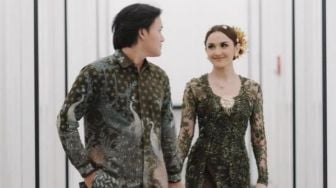 Potret Keluarga Sule di Tunangan Rizky Febian Pakai Baju Hijau Sage, Latah Tren Lebaran?