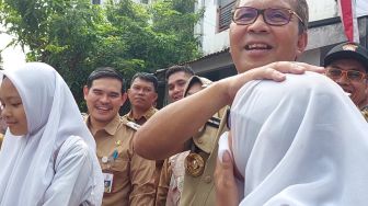 Pelajar Menangis dan Peluk Wali Kota Makassar Danny Pomanto: Saya Ngefans Sejak SD Pak!