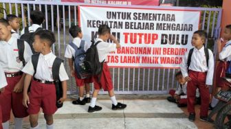 Sekolah Disegel Ahli Waris, Murid SDN Kalirejo II Menangis, Terpaksa Belajar di Teras Rumah Pak RT dan Musala