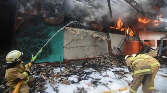Pabrik Cat Tua di Jakarta Utara Terbakar, 35 Unit Pemadam Beraksi