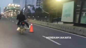 Viral Tak Pakai Helm dan Pelat Nomor, Pemotor Tendang Belasan Traffic Cone di Jalan Sudirman - Thamrin