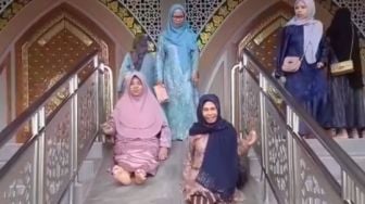 Aksi Emak-emak Main Perosotan di Tangga Masjid Bikin Ngakak: Yang Terakhir Lepas Beban Banget!