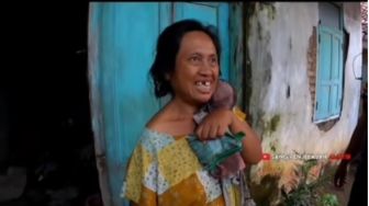 Selama 18 Tahun, Ibu Ini Gendong Boneka Lusuh yang Dianggap sebagai Anak Sendiri