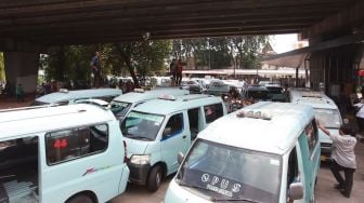 Sejumlah armada angkot 44 (Tebet-Tanah Abang) terparkir di jalan saat aksi unjuk rasa di Stasiun Tebet, Jakarta, Rabu (10/5/2023). [ANTARA FOTO/Reno Esnir]