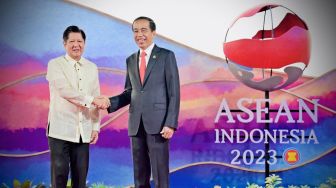 Presiden Joko Widodo foto bersama dengan Presiden Filipina Ferdinand Romualdez Marcos Jr saat pembukaan KTT ke-42 ASEAN di Labuan Bajo, NTT, Rabu (10/5/2023). [Foto: Muchlis Jr - Biro Pers Sekretariat Presiden]