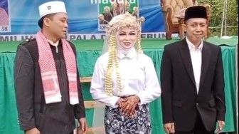 Unik, Pengantin Wanita Ini Milih Nyoblos Pilkades Dulu Sebelum Akad Nikah