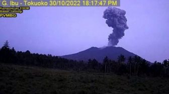 Detik-detik Erupsi Dua Gunung Api di Maluku Utara Terekam Kamera