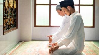 Bacaan Sholat Sunnah Sebelum Dzuhur Lengkap dari Niat hingga Salam