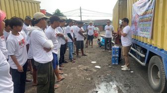 Komunitas Sopir Truk Beri Bantuan Alat Las dan Steam ke Sopir Truk di Tangerang