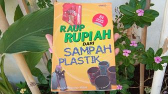 Review Buku Raup Rupiah dari Sampah Plastik: Mengelola Sampah dengan Bijak