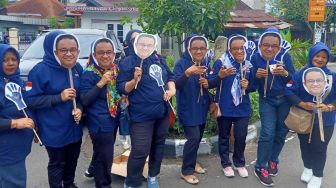 Pakai 'Topeng' Anies Baswedan, Kader NasDem Kota Malang Serahkan Daftar Bakal Caleg ke KPU Setempat