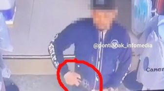 Terekam CCTV, Pria Ini Diduga Bawa Pistol Saat Komplain ke Toko Elektronik di Kota Baru Pontianak