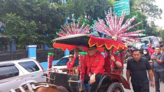 Dipimpin Hasto Naik Delman, PDIP Daftarkan Caleg ke KPU dengan Parade Budaya