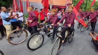 45 Bacaleg PDIP Solo Kenakan Lurik dan Naik Sepeda Onthel Mendaftar ke PKU, Ini Makna dan Filosofinya