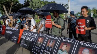 Sejumlah aktivis melakukan Aksi Kamisan ke-773 di seberang Istana Merdeka, Jakarta Pusat, Kamis (11/5/2023). [Suara.com/Alfian Winanto]