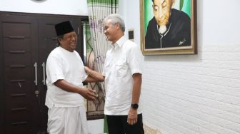 Suasana Hangat Warnai Pertemuan Ganjar dan Gus Muwafiq di Sleman