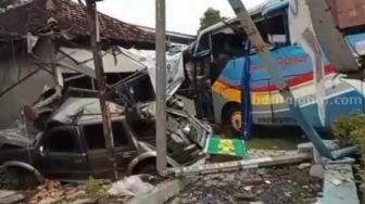Sumber Selamat Seruduk Mobil Pembawa Ratusan Rokok Ilegal dan Pos Polisi di Ngawi