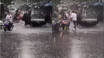 Tak Peduli Hujan Deras, Para Siswa SMA Ini Rela Bantu Dorong Mobil Mogok