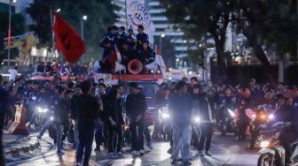 Kumpul di Tugu Reformasi Trisakti, Massa Mahasiswa Demo Tuntut Jokowi Dimakzulkan!